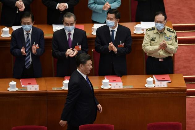Le président Xi Jinping est applaudi lors de la séance de clôture d'une session du Parlement à Pékin, le 28 mai 2020 [NICOLAS ASFOURI / AFP]