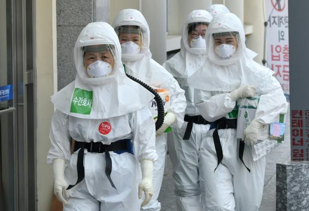 Des infirmières en combinaison intégrale de protection contre le coronavirus, le 29 avril 2020 à Daegu, en Corée du Sud [Jung Yeon-je / AFP/Archives]