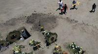 Les proches d'une victime du Covid-19 portent une croix, dans un cimetière de Valle de Chalco (Mexique), le 4 juin 2020 [ALFREDO ESTRELLA / AFP]