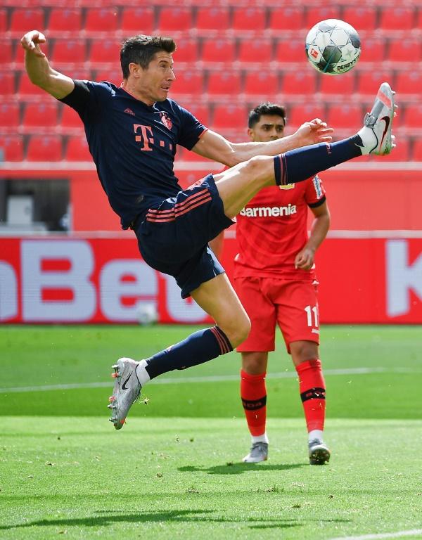 L'attaquant polonais du Bayern Munich, Robert Lewandowski, a marqué son 30e but cette saison en Bundesliga, lors du match à Leverkusen, le 6 juin 2020 [Matthias Hangst / POOL/AFP]