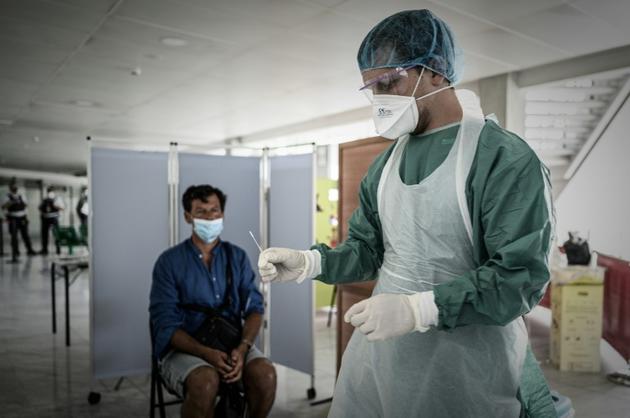 Un membre du personnel soignant effectue un test du Covid-19 à l'aérpprt international de Bordeaux, en France, le 23 juillet 2020 [Philippe LOPEZ / AFP]