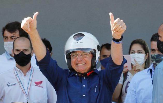 Le président brésilien Jair Bolsonaro lors de sa tournée en moto le 25 juillet 2020 [Sergio LIMA / AFP]