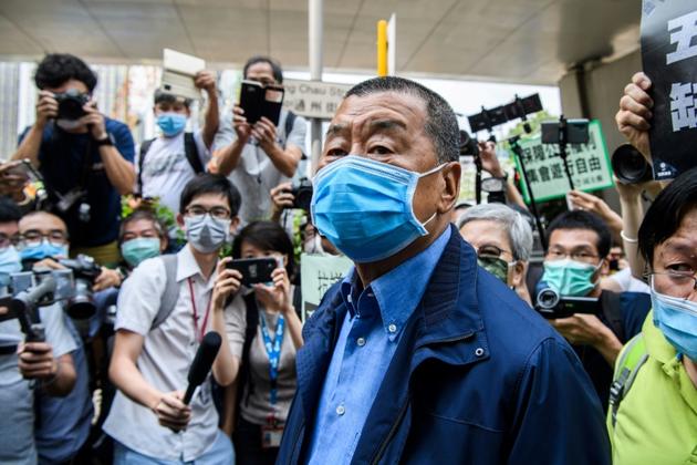 Le patron de presse hongkongais Jimmy Lai (c) arrive devant un tribunal pour des faits relatifs aux protestations de 2019, à Hong Kong, le 18 mai 2020 [Anthony WALLACE / AFP/Archives]