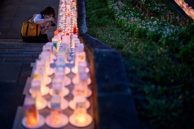 Des lanternes renfermant des messages de paix déposées sur le site de la bombe atomique de Nagasaki, le 8 août 2020 [Philip FONG / AFP]