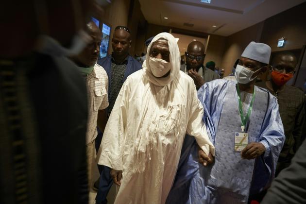 L'imam Mahmoud Dicko (en blanc), leader du mouvement de contestation malien, à Bamako le 23 juillet 2020 [MICHELE CATTANI / AFP/Archives]