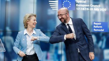 Les présidents de la Commission et du Conseil européen Ursula von der Leyen et Charles Michel se «checkent» du coude après le sommet européen à Bruxelles ayant accouché d'un accord sur le plan de relance. 