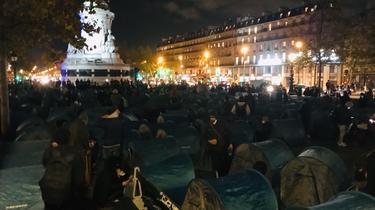 Plusieurs centaines de tentes ont été déposées place de la République lundi soir;