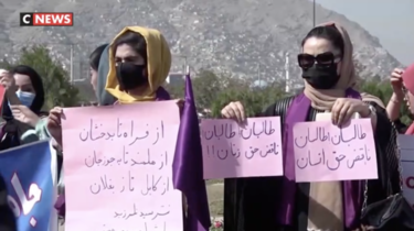 En attendant, certaines étudiantes afghanes manifestent dans les rues de Kaboul, pour défendre leurs droits. 