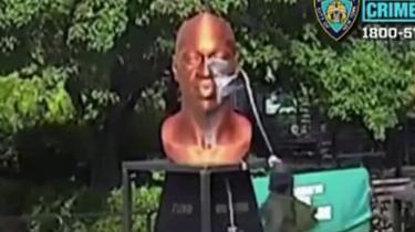 Une statue de George Floyd vandalisée, le vandale filmé par un passant
