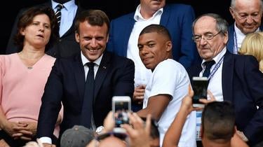 Emmanuel Macron est très proche de Kylian Mbappé.